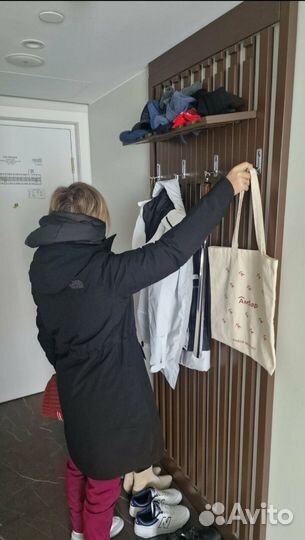 Настенная вешалка в прихожую с крючками из дерева