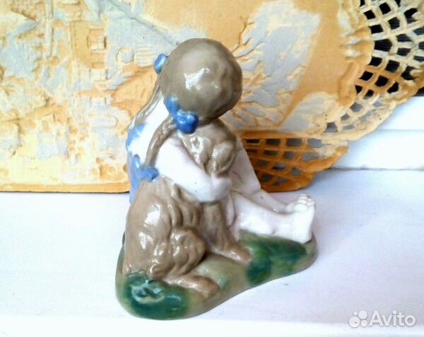 Фарфоровая статуэтка «Девочка с собакой и книгой»