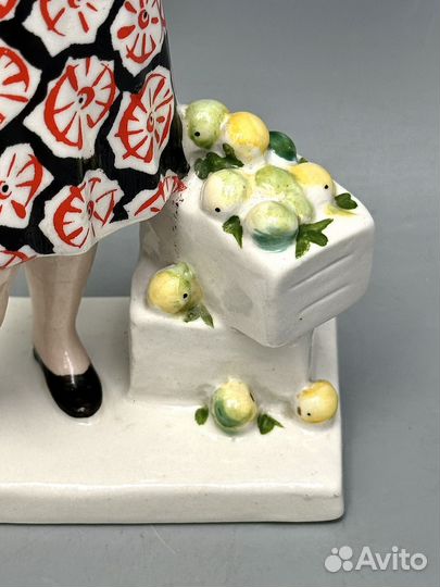 Статуэтка Сборщица яблок лфз