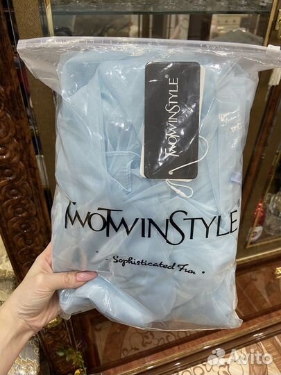 Блузка с воланами голубая