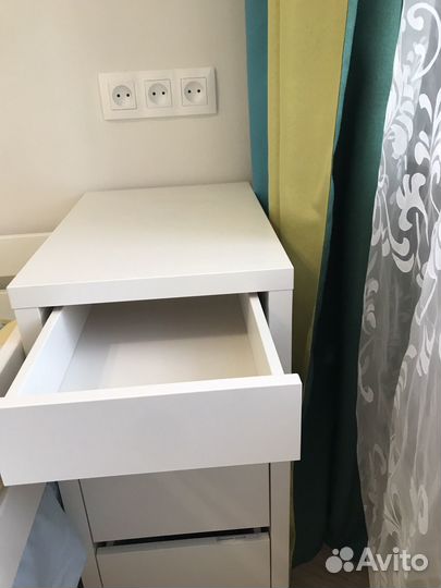 Тумбочка на колесиках к столу Микке Икеа