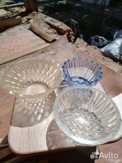 Конфетница, салатник, кувшин и стеклянные стаканы