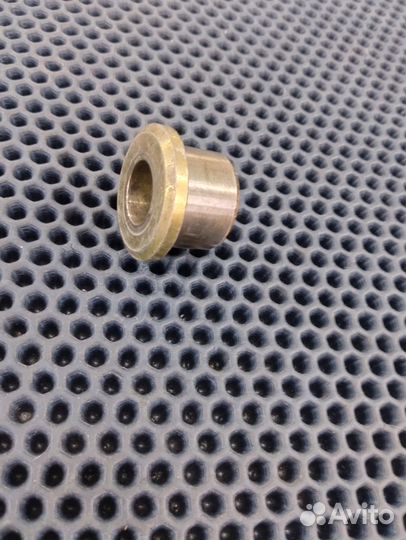 Honda VFR800 втулка крепления двигателя