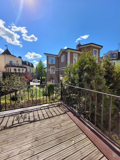 Дом 707,6 м² на участке 6,1 сот.