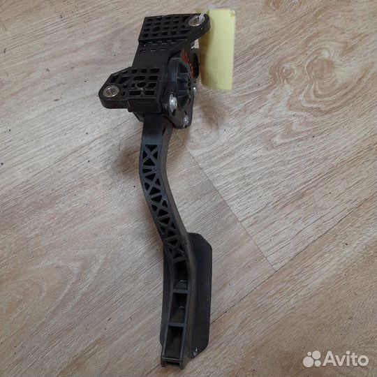 Педаль газа Toyota Camry 50 2012-2014