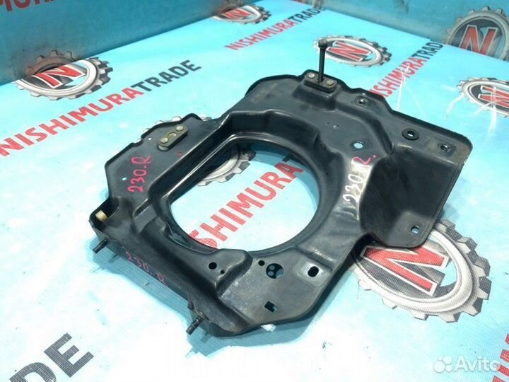 Крепление фары правое Isuzu Bighorn UBS25DW 6VD1