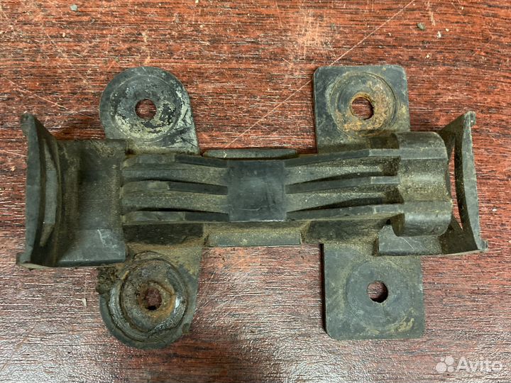 Направляющие бампера ауди 100 с3