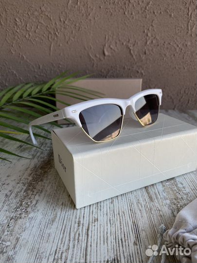 Очки и коробка dior