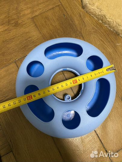 Когтеточка и игрушка для кота