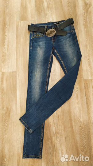 Джинсы новые узкие р.25