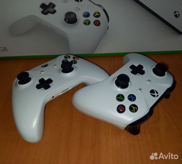 Xbox One S 500gb + 2 геймпада + игры