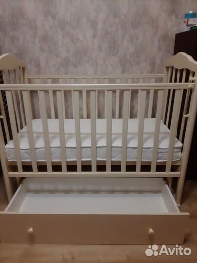 Продам детскую кровать с ящиком и матрасом