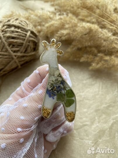 Брошь жираф с клевером из эпоксидной смолы