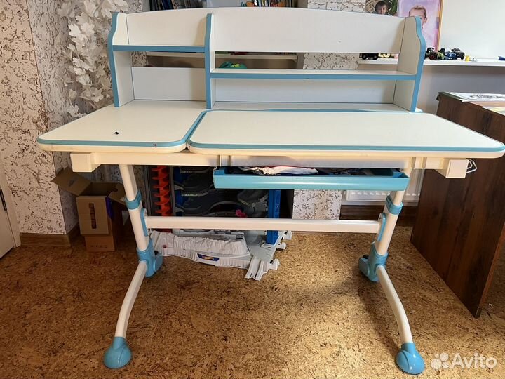Растущий письменный стол для школьника