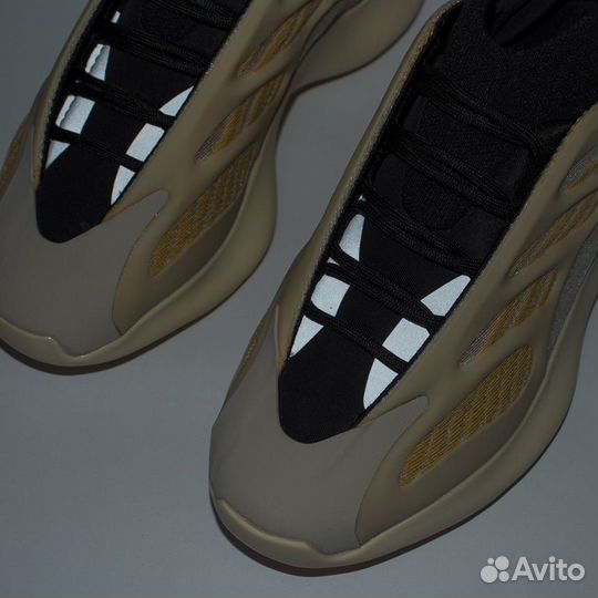 Кроссовки Adidas Yeezy 700 v3 Safflower