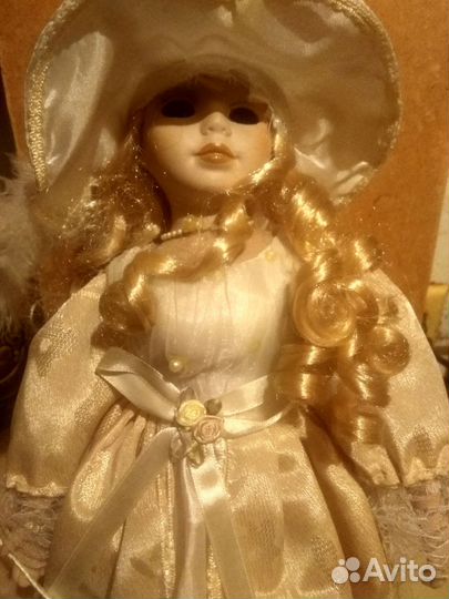 Кукла фарфоровая