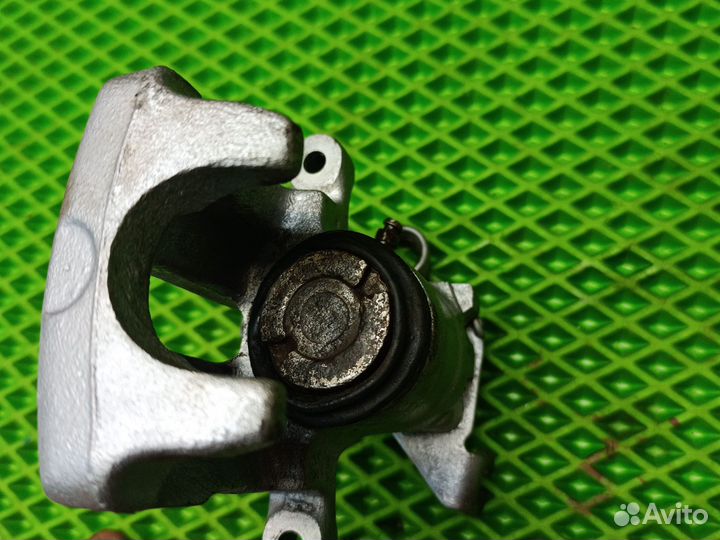 Суппорт задний правый Mitsubishi carisma