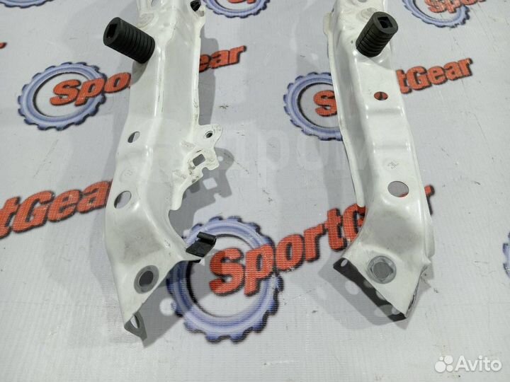 Планка над фарой передняя правая Toyota Prius