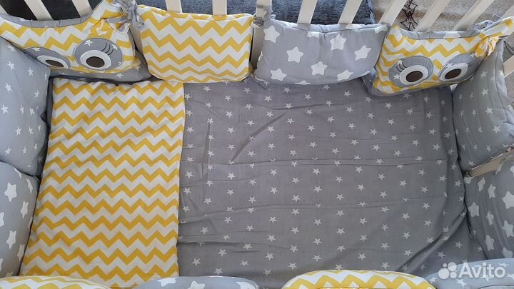 Детская кроватка с маятником