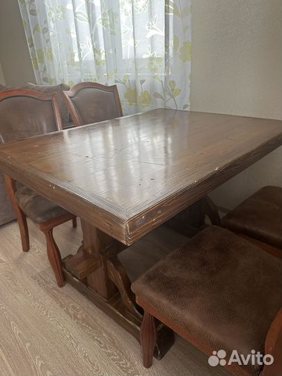 Кухонный стол из массива дерева и 4 стула б/у