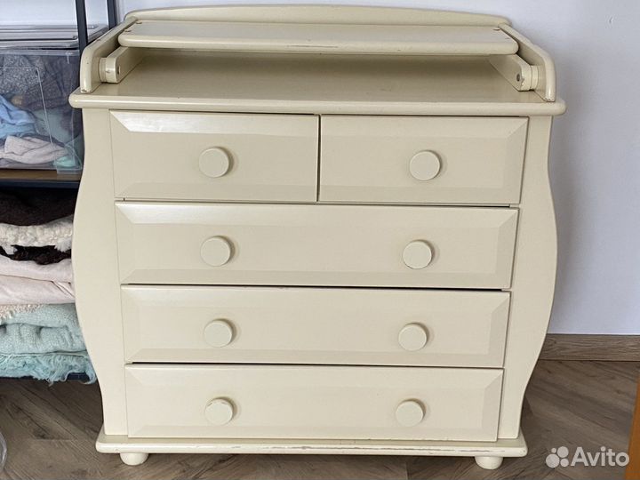 Детская кровать и пеленальный комод