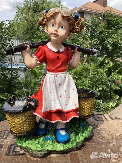 Садовая фигурка девочка с двумя кашпо