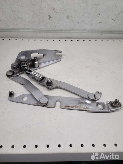 Петля крышки багажника седан Audi A6 C6 2005г