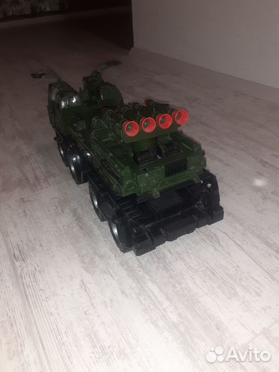 Грузовик с ракетной установкой