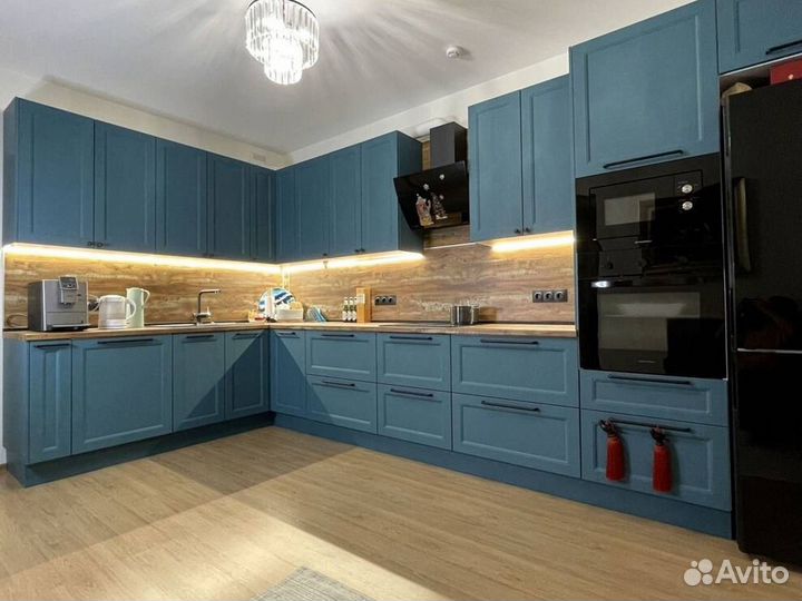 Угловой кухонный гарнитур современный