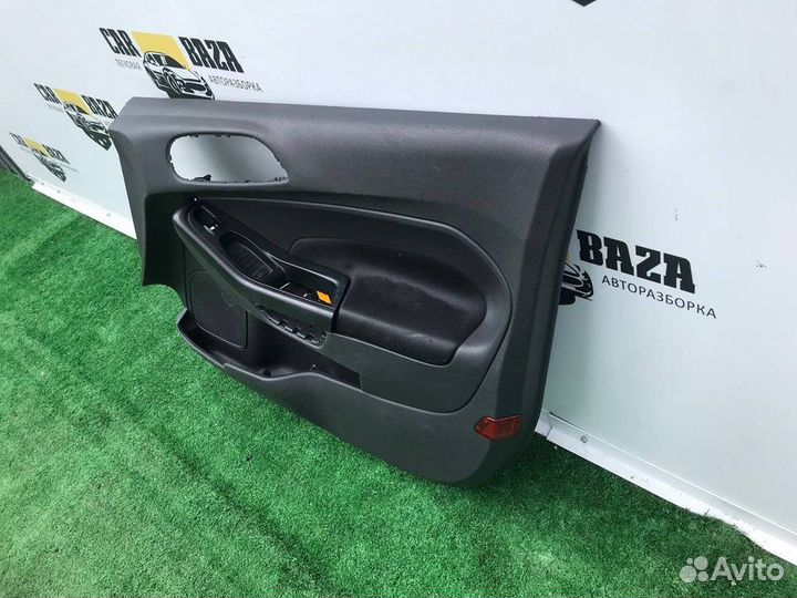 Обшивка двери (R) Ford Fiesta