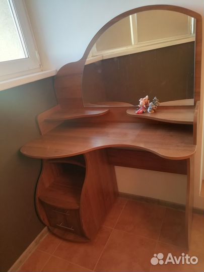 Косметический столик с зеркалом бу