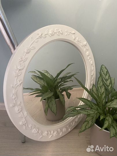 Зеркало настенное с лепниной