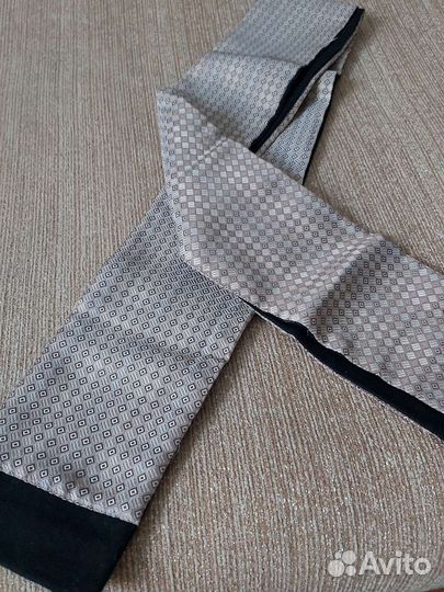 Классический Шарф выглядит стильно и круто золотой