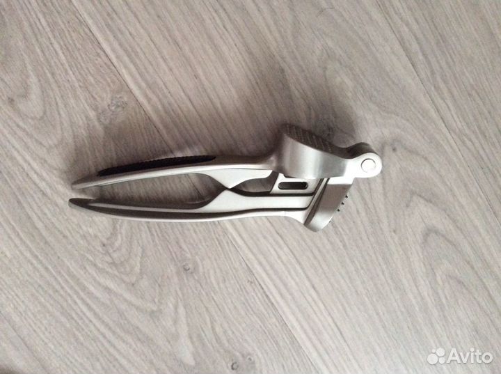 Чеснокодавилка BergHoff. Нож для сыта Tescoma