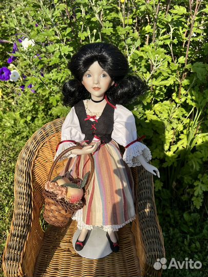 Коллекционная фарфоровая кукла