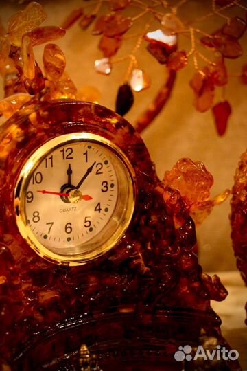 Настольные часы из янтаря