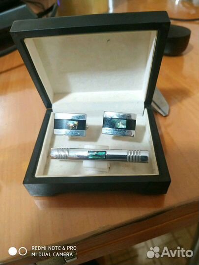 Запонки и зажим