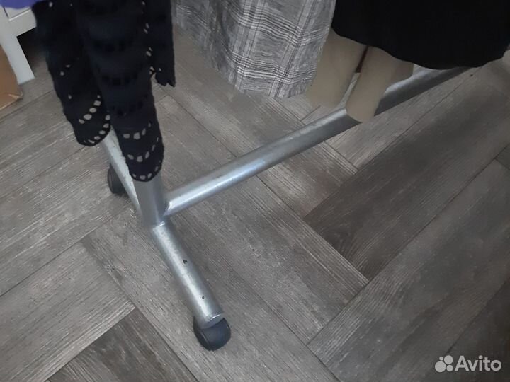 Вешалка напольная на колесиках