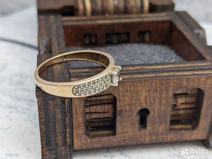 Золотое кольцо 585 пробы массой 2.1 грамма (P18)