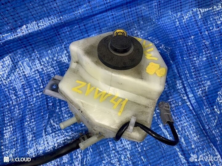 Бачок для тормозной жидкости на toyota prius alpha