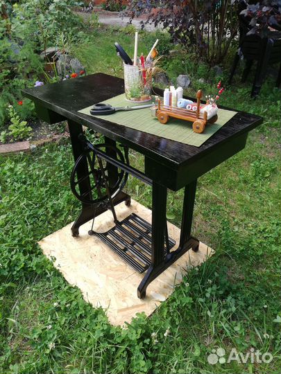 Столик для рукодельницы на станине zinger
