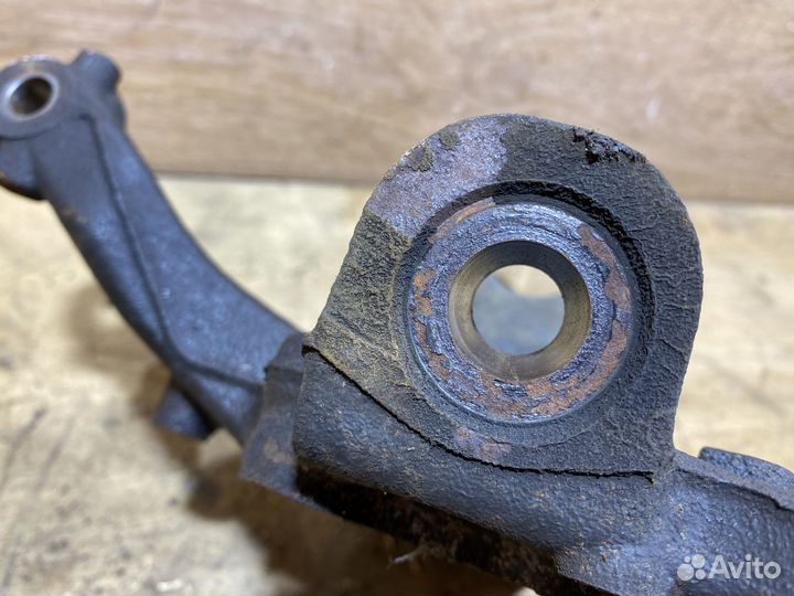 Поворотный кулак левый Skoda Octavia A5 X108