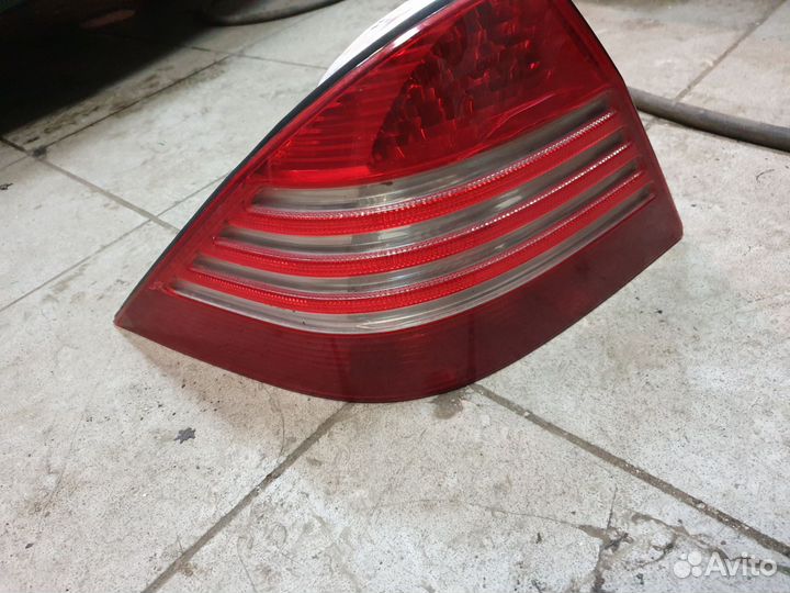 Задний фонарь w220