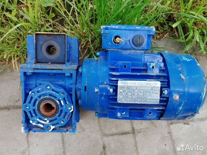 Электродвигатель с редуктором