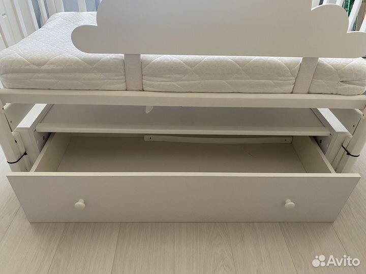 Детская кроватка с маятником