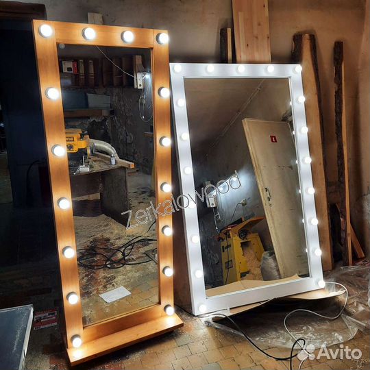 Гримерное зеркало с лампочками