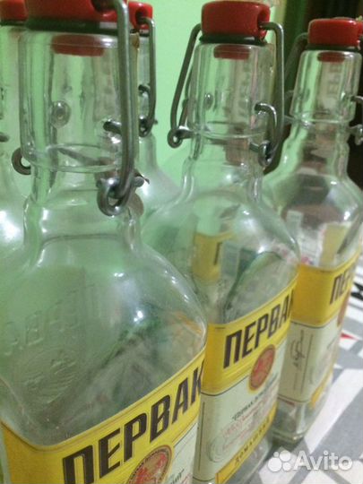 Бутылки с крышкой и графин