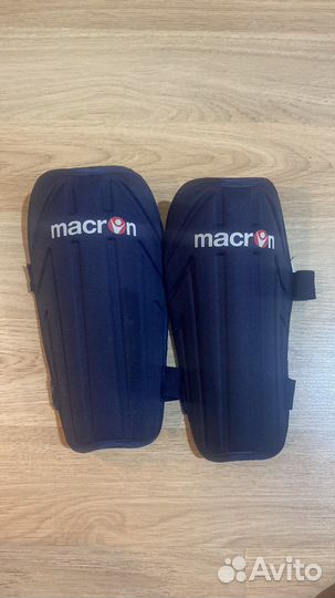 Щитки футбольные