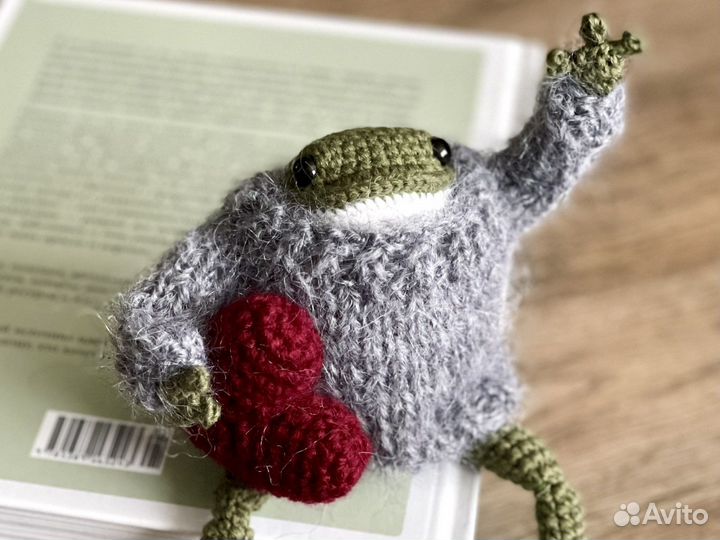 Лягушка вязаная игрушка Артур