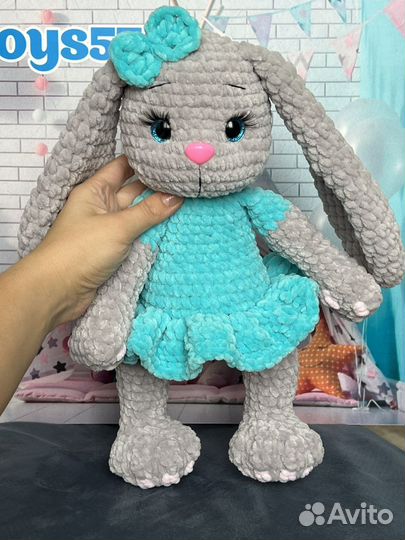 Вязаная игрушка зайка